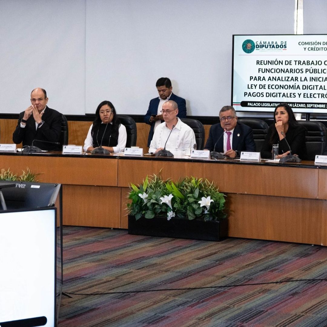 Reunión de trabajo con funcionarios públicos en la Cámara de Diputados, para analizar la iniciativa de Ley de Economía Digital para pagos digitales y electrónicos.